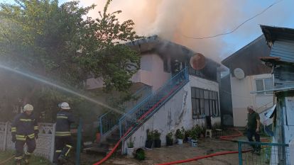 İki katlı evin üst katı alev alev yandı