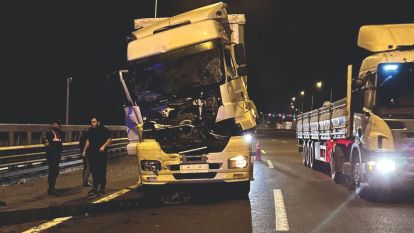 Kağıt gibi ezilen tırdan yara almadan kurtuldu