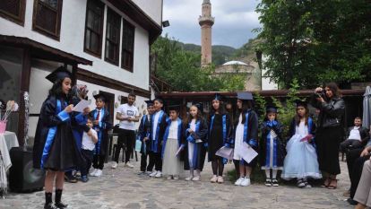 4'üncü sınıf öğrencilerin mezuniyet töreninde veliler gözyaşlarını tutamadı