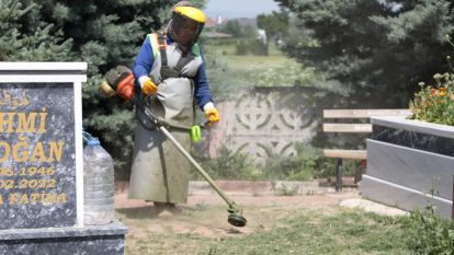 Bolu Belediyesi mezarlıklarda bayram temizliği yaptı.