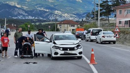 Facianın eşiğinden dönüldü: Yeni doğan bebeğin bulunduğu otomobil kazaya karıştı 