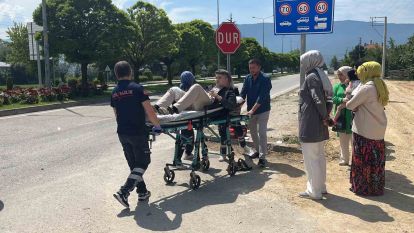 Otomobil ile çarpışan motosiklet yola savruldu