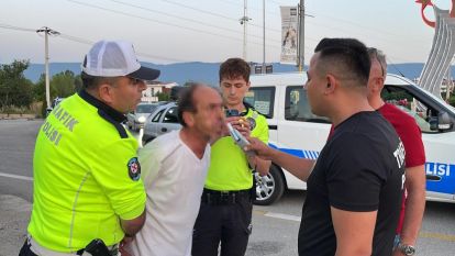Yol kenarına tuvaletini yapan alkollü sürücü polise yakalandı Ehliyetine el konuldu