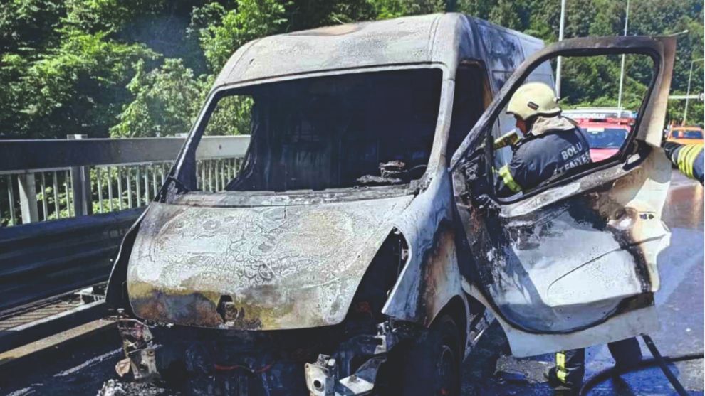 Bolu Dağı'nda minibüs alev alev yandı