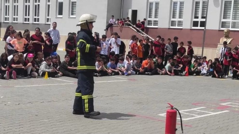 Öğrenciler yangın söndürme deneyimi yaşadı
