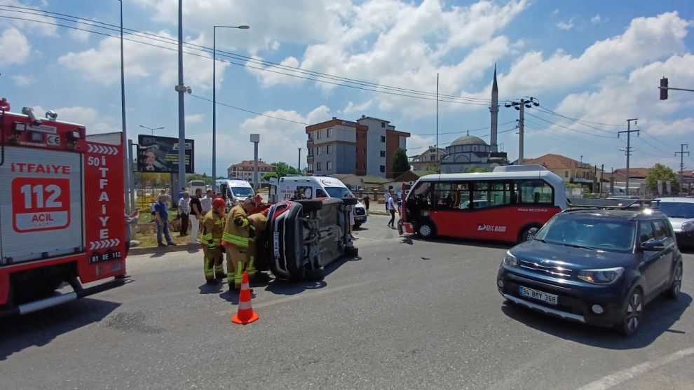 Özel Halk Otobüsü İle Otomobil Çarpıştı 5 Yaralı