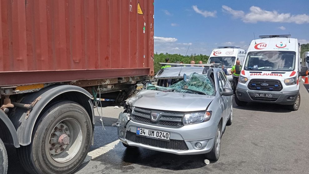 TEM'de otomobil tıra çarptı: 5 yaralı