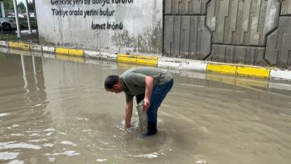 Bolu'da altgeçitler göle döndü: Suyun içinde dakikalarca plakasını aradı