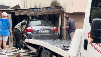 Gaz pedalı takılı kaldı, garajın kapısını kırarak otomobile çarptı: 1 yaralı