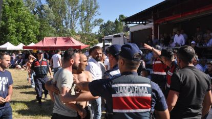 Güreşmeyi bırakıp kavga ettiler: Jandarma önledi