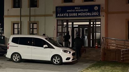 Kızını korumak için damadının savurduğu bıçağın önüne geçmiş