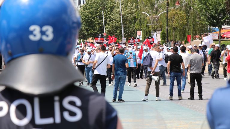 Polis barikat kurarak yürüyüşe izin vermedi: Yalnızca 10 kişi Bolu'dan Ankara'ya yola çıktı