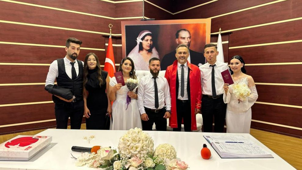 Aynı gün aynı saatte evlendiler Birbirlerinin nikah şahidi oldular