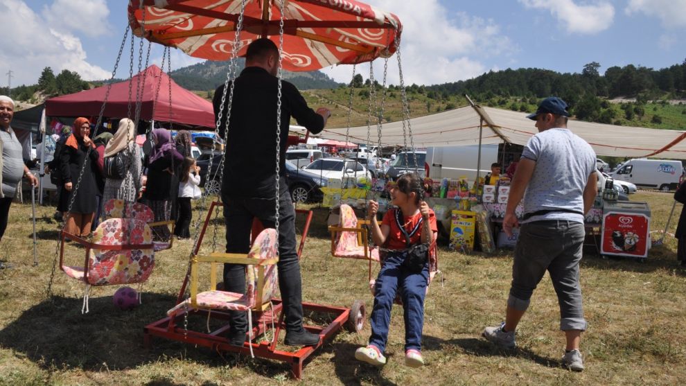 Binlerce kişi bayrama katıldı. Onlar salıncakta sallandı