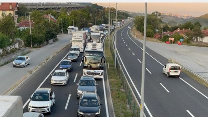 Bolu'da İstanbul istikametinde kilometrelerce araç kuyruğu oluştu