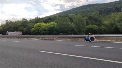 Canını hiçe sayarak, trafiği tehlikeye düşüren varili yolun dışına attı