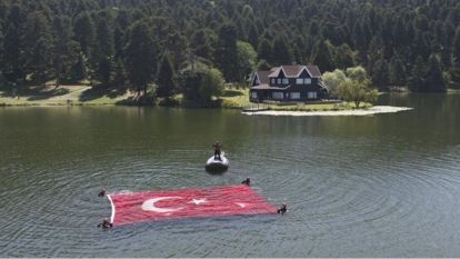 JAK timi Bayramı Gölcük'te Türk bayrağı açarak kutladı