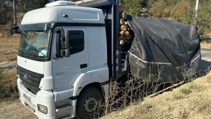 Kamyonda yüklü odunlar yola saçıldı