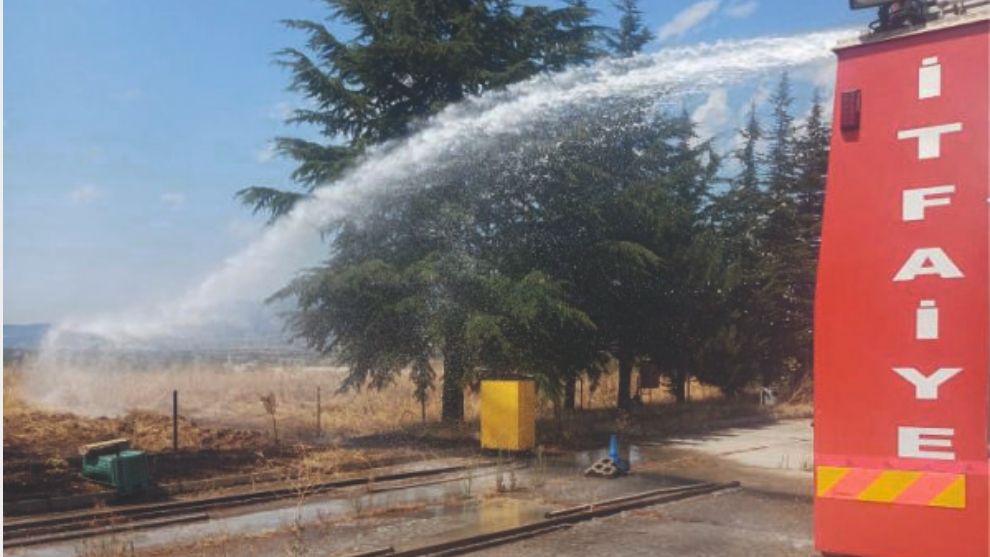 Akaryakıt istasyonunun yanında anız yangını çıktı