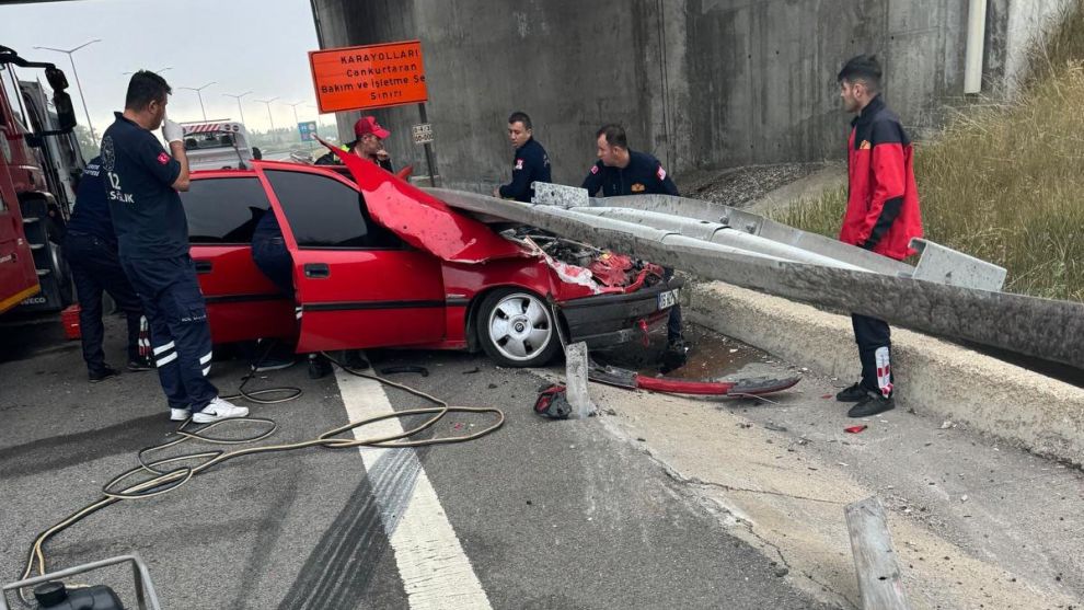 Bariyerlere çarpan otomobil hurdaya döndü: 1 yaralı