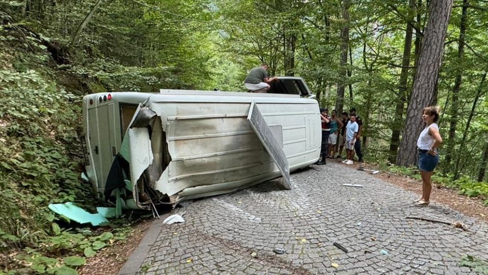 Kamp için Yedigöller'e gelen çiftin karavanı devrildi: 2 yaralı