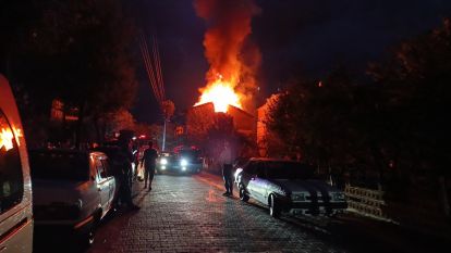 Yıldırım düşen evin çatısı alev alev yandı: Mahalle halkı sokağa döküldü