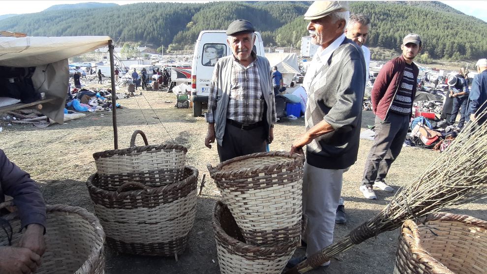 Fındık dallarından ördüğü sepetleri bin liradan satıyor