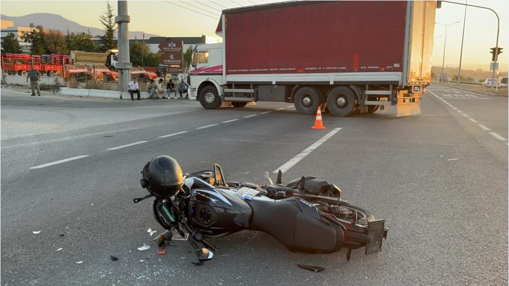 İki aracın arasından geçmek isteyen motosiklet yolcu minibüsüne çarptı: 1 yaralı