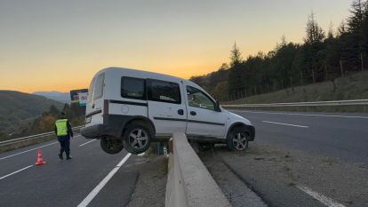 Hafif ticari araç beton bariyerlerde asılı kaldı: 1 yaralı