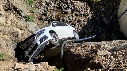 Menfeze yuvarlanan otomobilden yaralanmadan çıktılar, aracı terk edip gittiler