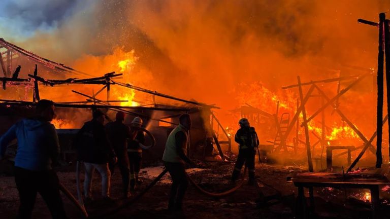 Bolu'da ev, samanlık, odunluk ve depo alev alev yandı