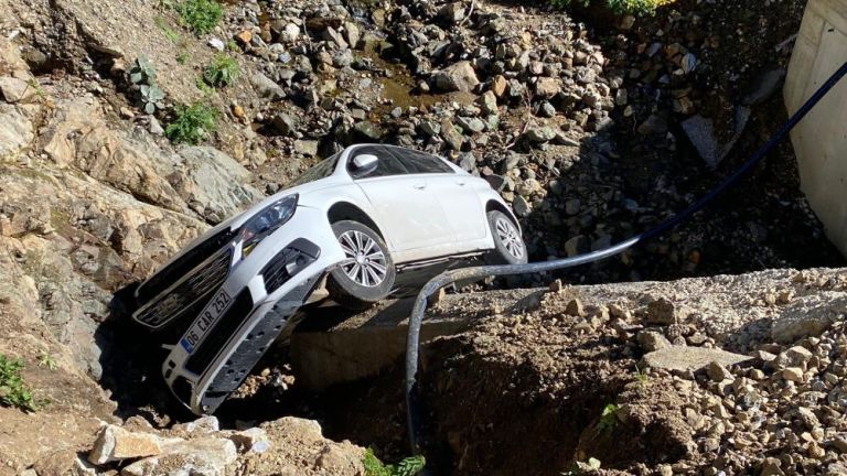 Menfeze yuvarlanan otomobilden yaralanmadan çıktılar, aracı terk edip gittiler