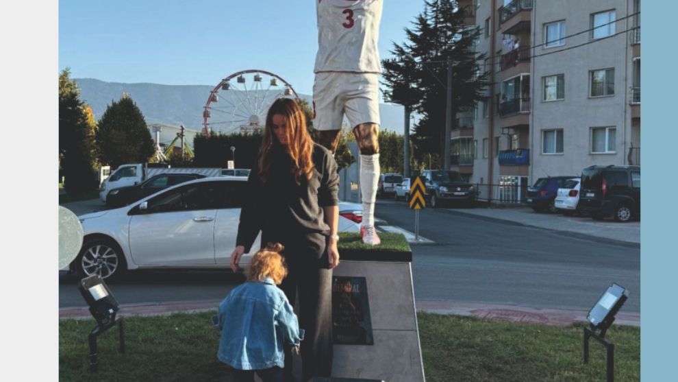 Merih Demiral'ın heykelinin önünde eşi fotoğraf çektirdi