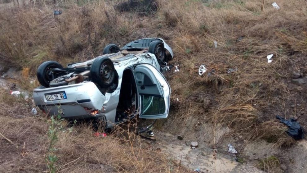 Otoyolda 3 araç birbirine girdi, otomobil su kanalına uçtu: 6 yaralı