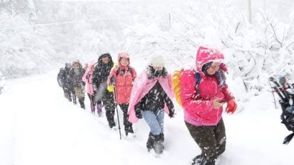 70 santimetre karda 9 kilometre yürüdüler