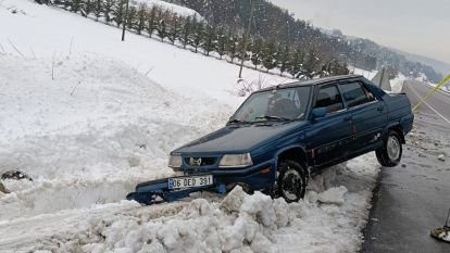 ISLAK YOLDA KAYAN OTOMOBİL KAZA YAPTI