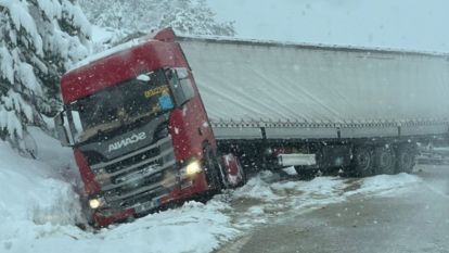 Kayan tır yolu kapattı