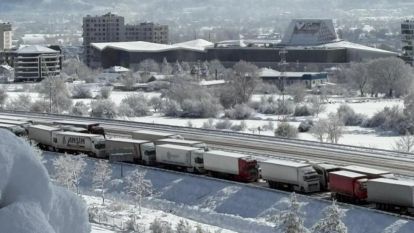 TEM'de trafik durdu, maddi hasarlı kazalar yüzünden yol tıkandı