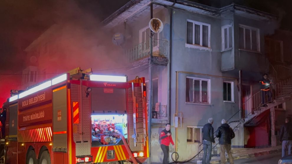 Kış günü evsiz kaldılar: Yangın çıkan evde eşyalar küle döndü