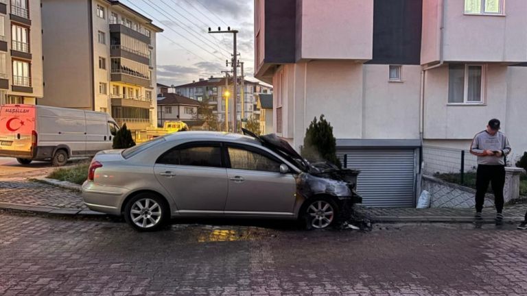 Park halindeki otomobilde yangın çıktı