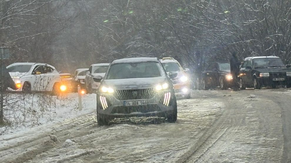 Kış lastiği takmayan sürücüler yolda kaldı