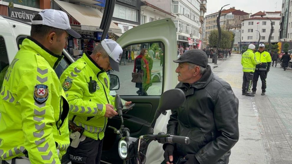 Polis, girilmesi yasak olan caddeye giren sürücüe göz açtırmadı