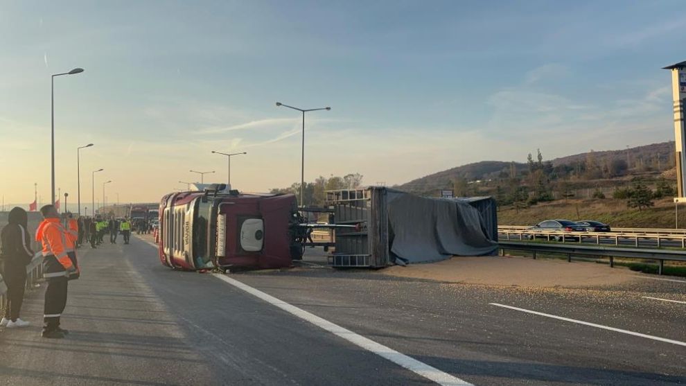 TEM'de tır devrildi: Ankara istikameti ulaşıma kapandı