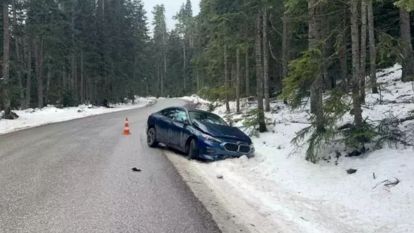 LÜKS OTOMOBİL KAZA YAPTI, KARA SAPLANDI