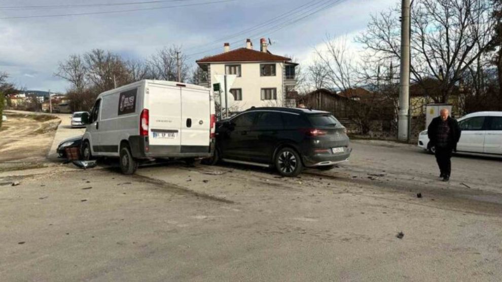 Bolu'da cip minibüsle çarpıştı: 3 yaralı