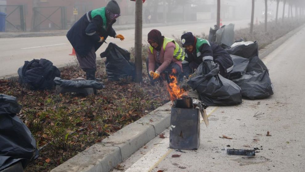 Emekçi kadınların soğuk havada zorlu mesaisi