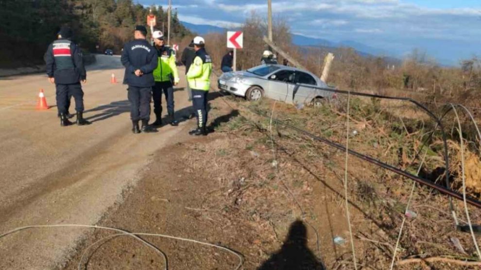 Kontrolden çıkan otomobil elektrik direğini devirdi