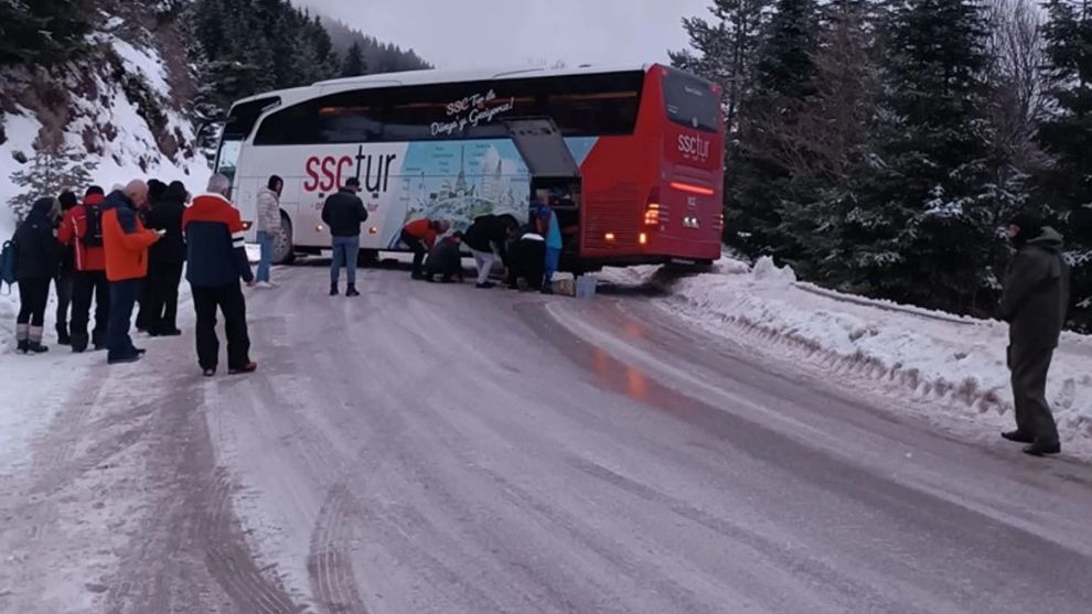 KONTROLDEN ÇIKAN YOLCU OTOBÜSÜ YOLU KAPATTI