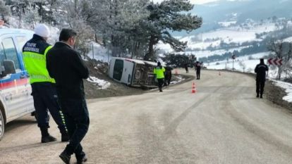 Bolu'da Erpiliç işçilerini taşıyan minibüs devrildi: 22 yaralı