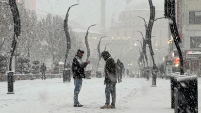 Bolu'da lapa lapa kar yağışı etkili oluyor